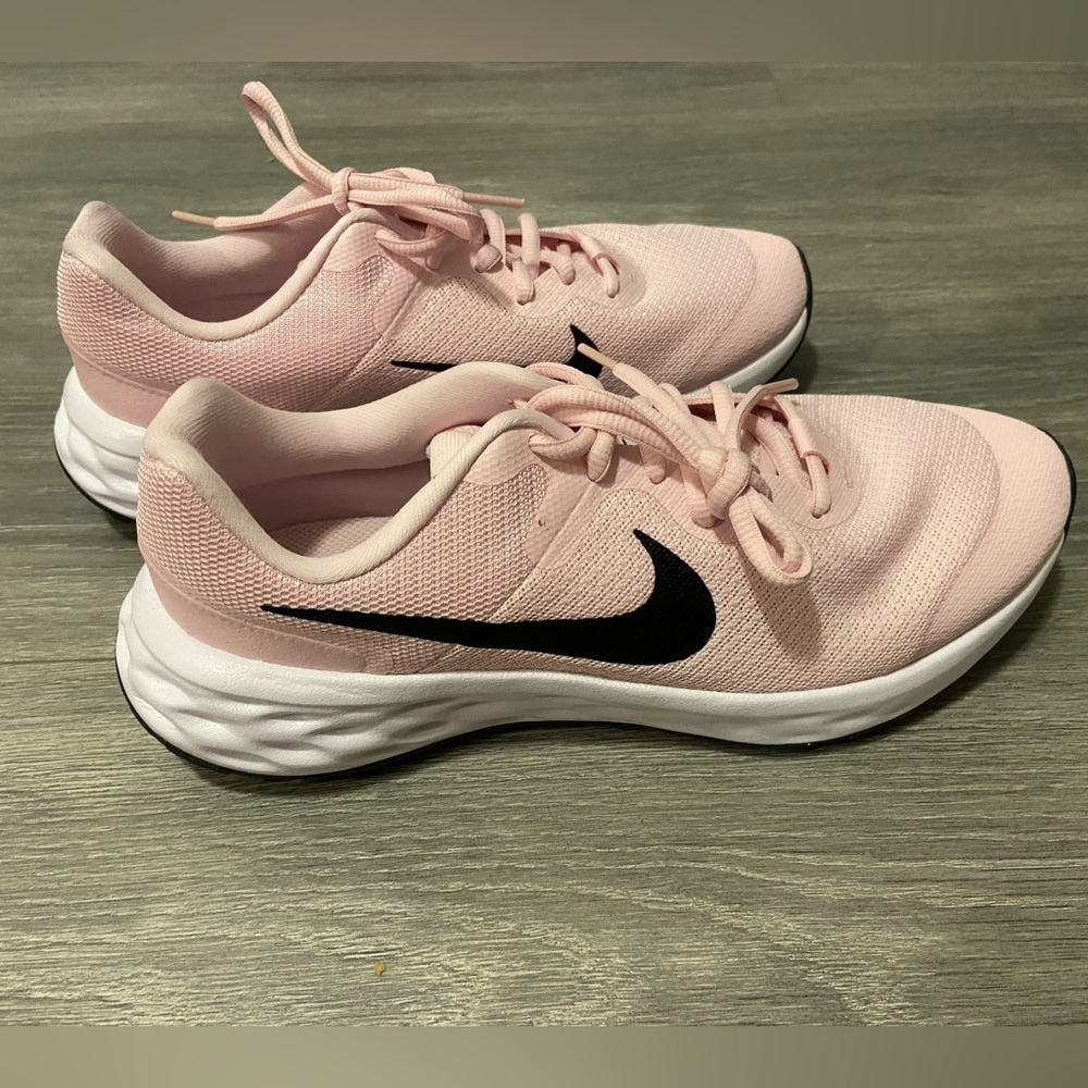 BNWT Pink Nike Shoes 6.5 Youth (Big Kids) or Women’s Size 8
